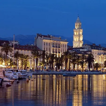 Sandra, With 2 Bathroom, Wi-fi, Private Parking Apartman Split